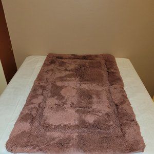 Mauve Frontgate 100% Cotton Bath Mat.